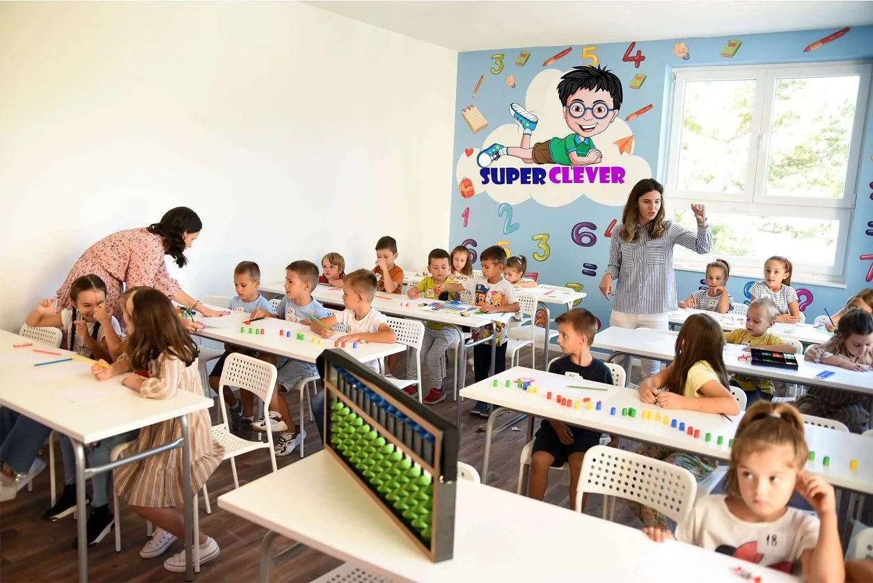 SuperClever učionica u punom pogonu — djeca za stolovima s abakusima i dvije voditeljice
